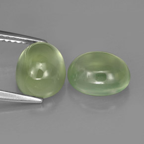 カラットの天然グリーンプレナイト（9×7.2 mm・透明）