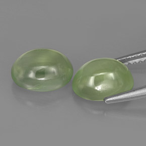カラットの天然グリーンプレナイト（9×7.2 mm・透明）