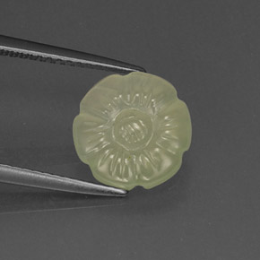 2.98カラットの天然グリーンプレナイト（10×9.8 mm・ファンシーシェイプ）