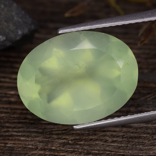 8.85カラットの天然Pale Lime Green プレナイト（15.8×11.9 mm・オーバルカット）