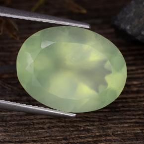 8.85カラットの天然Pale Lime Green プレナイト（15.8×11.9 mm・オーバルカット）