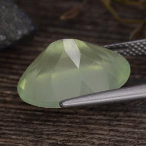 8.85カラットの天然Pale Lime Green プレナイト（15.8×11.9 mm・オーバルカット）
