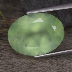 8.65カラットの天然ライムグリーンプレナイト（16×12.1 mm・オーバルカット）