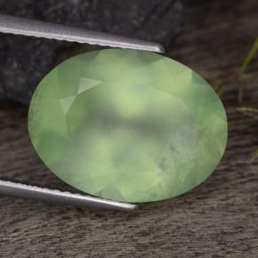 8.65カラットの天然ライムグリーンプレナイト（16×12.1 mm・オーバルカット）