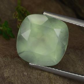 6.67カラットの天然Light Pear Green プレナイト（11.9×11.9 mm・クッションカット）