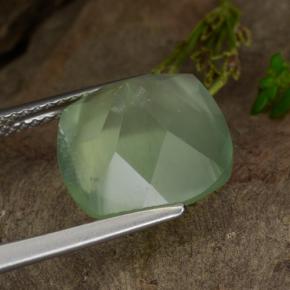 6.67カラットの天然Light Pear Green プレナイト（11.9×11.9 mm・クッションカット）