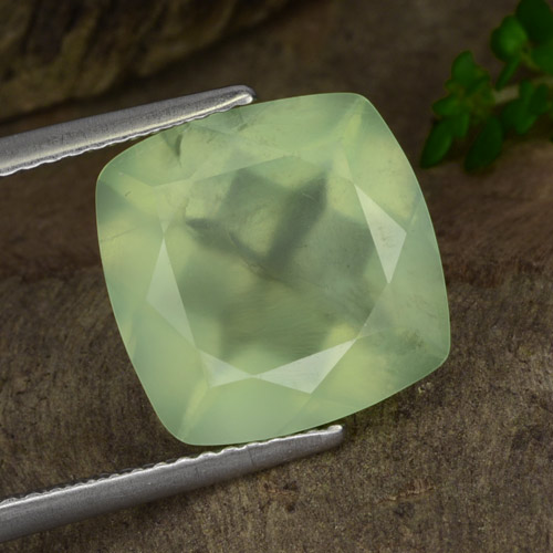 7.15カラットの天然Pale Pear Green プレナイト（12×11.9 mm・透明）
