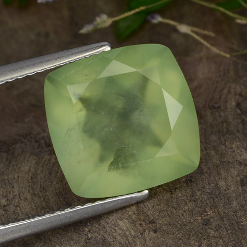 6.62カラットの天然Yellow Green プレナイト（11.9×11.6 mm・透明）