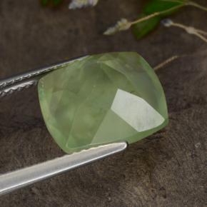 6.62カラットの天然Yellow Green プレナイト（11.9×11.6 mm・透明）