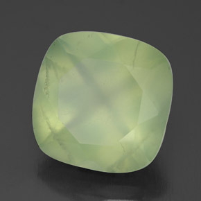 6.41カラットの天然グリーンプレナイト（12×12 mm・クッションカット）