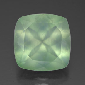 6.90カラットの天然グリーンプレナイト（12×12 mm・透明）