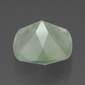6.85カラットの天然グリーンプレナイト（12.2×12 mm・透明）