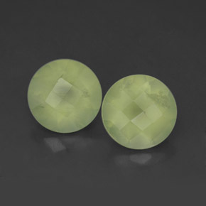 3.78カラットの天然Lime Green プレナイト（7.93 mm・透明）