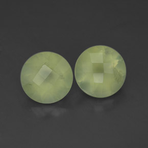 3.78カラットの天然Lime Green プレナイト（7.93 mm・透明）
