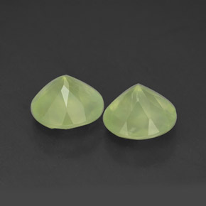 3.78カラットの天然Lime Green プレナイト（7.93 mm・透明）