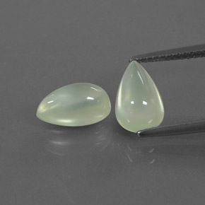 カラットの天然グリーンプレナイト（9.7×6.1 mm・洋梨の形）