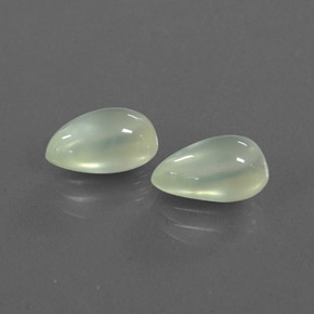 カラットの天然グリーンプレナイト（9.7×6.1 mm・洋梨の形）