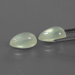 カラットの天然グリーンプレナイト（9.7×6.1 mm・洋梨の形）