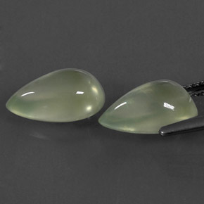 カラットの天然グリーンプレナイト（10.6×6.8 mm・洋梨の形）