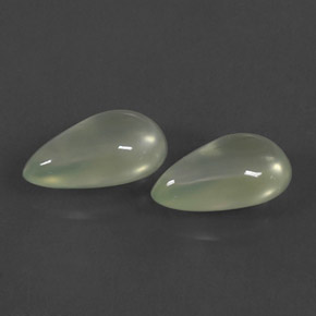 カラットの天然グリーンプレナイト（11.6×7.1 mm・洋梨の形）