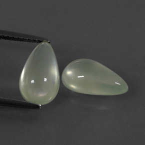 カラットの天然グリーンプレナイト（11.6×7.1 mm・洋梨の形）