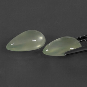カラットの天然グリーンプレナイト（11.6×7.1 mm・洋梨の形）