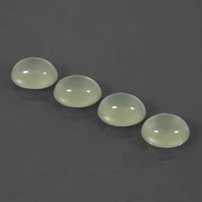 カラットの天然グリーンプレナイト（10.6×8.5 mm・透明）