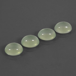 カラットの天然グリーンプレナイト（10.6×8.5 mm・透明）