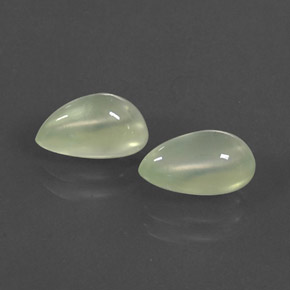 カラットの天然グリーンプレナイト（9.2×5.6 mm・洋梨の形）