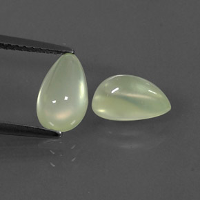 カラットの天然グリーンプレナイト（9.2×5.6 mm・洋梨の形）