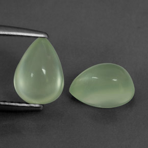 カラットの天然グリーンプレナイト（7.9×5.8 mm・洋梨の形）