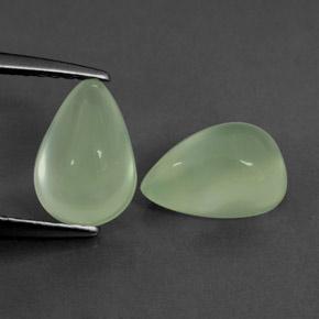 カラットの天然グリーンプレナイト（8.8×6 mm・洋梨の形）