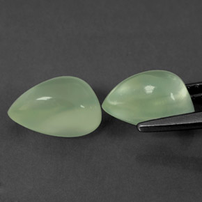 カラットの天然グリーンプレナイト（8.8×6 mm・洋梨の形）
