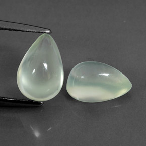 カラットの天然グリーンプレナイト（8.7×5.9 mm・洋梨の形）