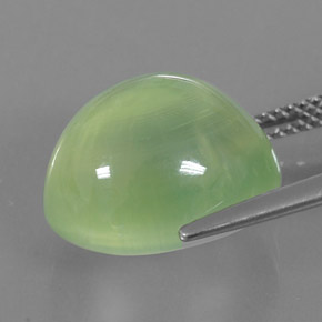 13.26カラットの天然グリーンプレナイト（14.5×12 mm・透明）