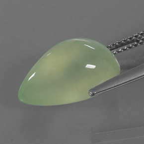 7.24カラットの天然グリーンプレナイト（14.9×9.1 mm・透明）