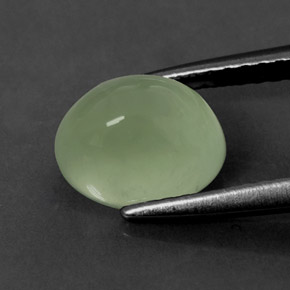 2.11カラットの天然グリーンプレナイト（8.3×6.8 mm・透明）