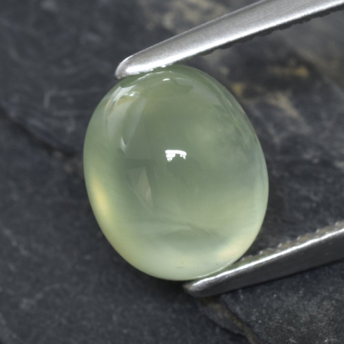 2.90カラットの天然Light Yellow Green プレナイト（8.9×7.3 mm・オーバルカット）