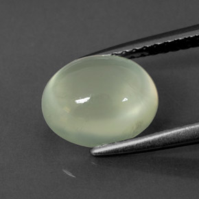 3.10カラットの天然グリーンプレナイト（9.1×7.5 mm・オーバルカット）