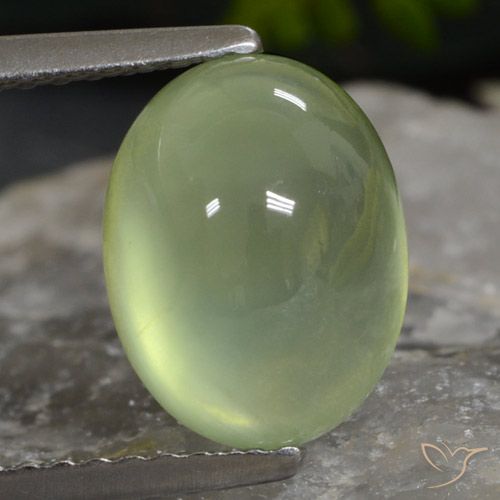 3.26カラットの天然Medium Green プレナイト（9.9×7.6 mm・オーバルカット）