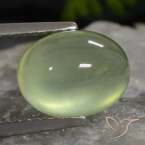 3.26カラットの天然Medium Green プレナイト（9.9×7.6 mm・オーバルカット）