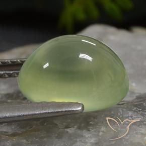 3.26カラットの天然Medium Green プレナイト（9.9×7.6 mm・オーバルカット）