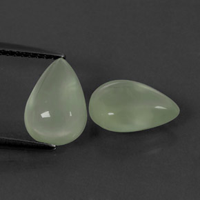 カラットの天然グリーンプレナイト（10.6×7.6 mm・透明）