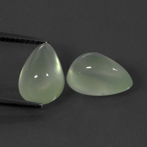 カラットの天然グリーンプレナイト（11.8×7.9 mm・透明）