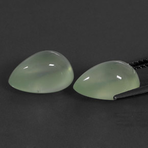 カラットの天然グリーンプレナイト（11.8×7.9 mm・透明）