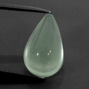 4.45カラットの天然グリーンプレナイト（13.3×8.3 mm・透明）
