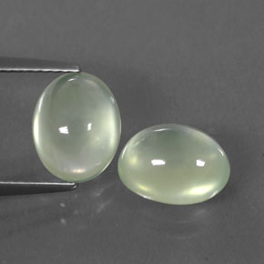 カラットの天然グリーンプレナイト（8.9×7.1 mm・透明）