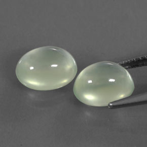 カラットの天然グリーンプレナイト（8.9×7.1 mm・透明）