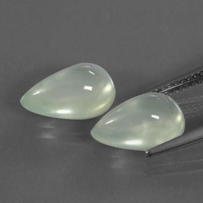 6.28カラットの天然緑がかった白プレナイト（11.9×7.7 mm・透明）