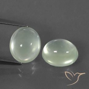 4.40カラットの天然緑がかった白プレナイト（8.5×7.3 mm・透明）